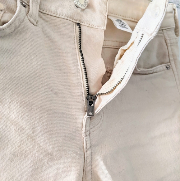Cream Coloured Skinny Jeans. 5 Pocket. 25. Wardrobe Staple! Like New! HP! - Picture 12 of 16
